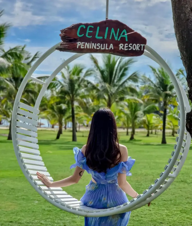 Xích đu giữa vườn dừa của Celina
