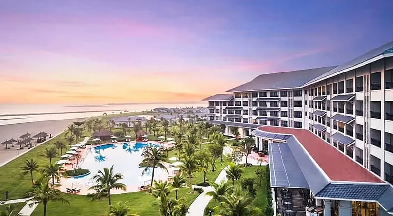 Hoàng hôn bên hồ bơi nhìn ra biển