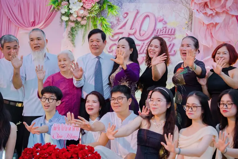 Gia đình chụp ảnh trước sân khấu kỷ niệm 40 năm ngày cưới