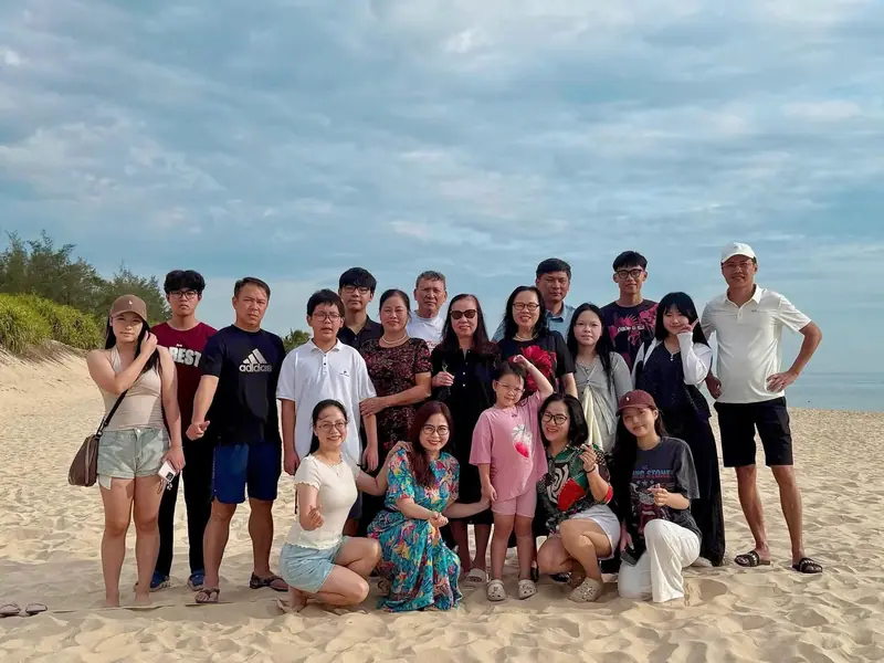 Đại gia đình chụp ảnh trên bãi biển trong tour 4N3Đ của MUY